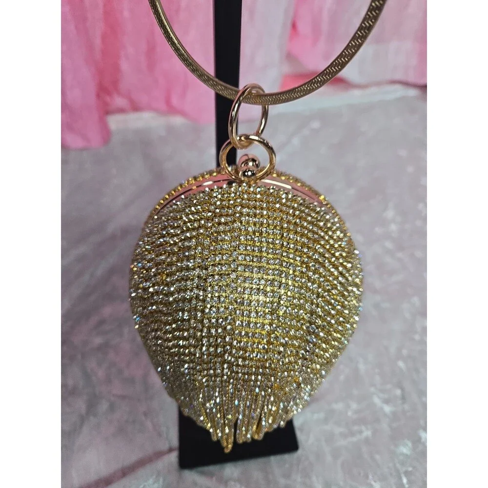 Unbranded clasp closure